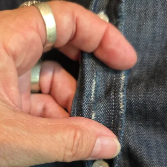 NEW FRANK & EILEEN MEN'S LUKE TATTERED DENIM BUTTON UP SHIRT IN DK BLUE RINSE XS - Picture 6 of 10